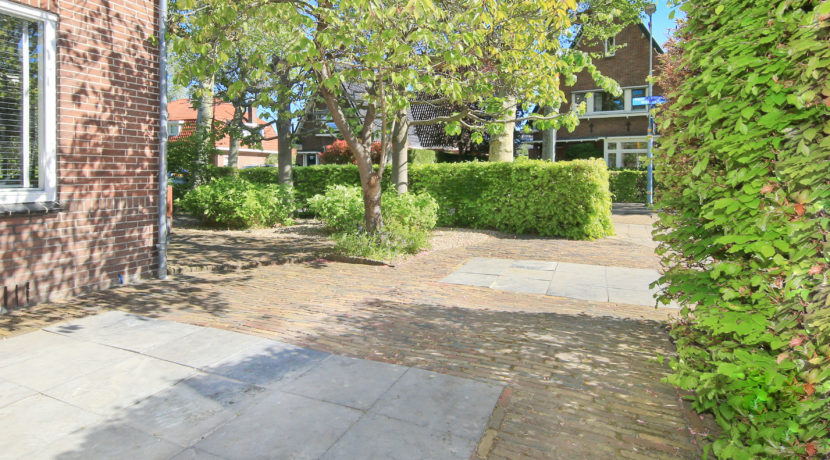 64 HM Dijklaan 16 Voortuin 01b