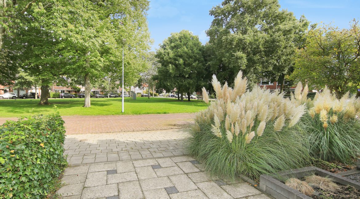 57 Zwaluwstr 13 Voortuin 01b